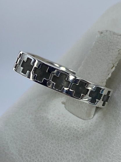 Anillo de cruces en plata 925 visto de perfil, mostrando el patrón completo