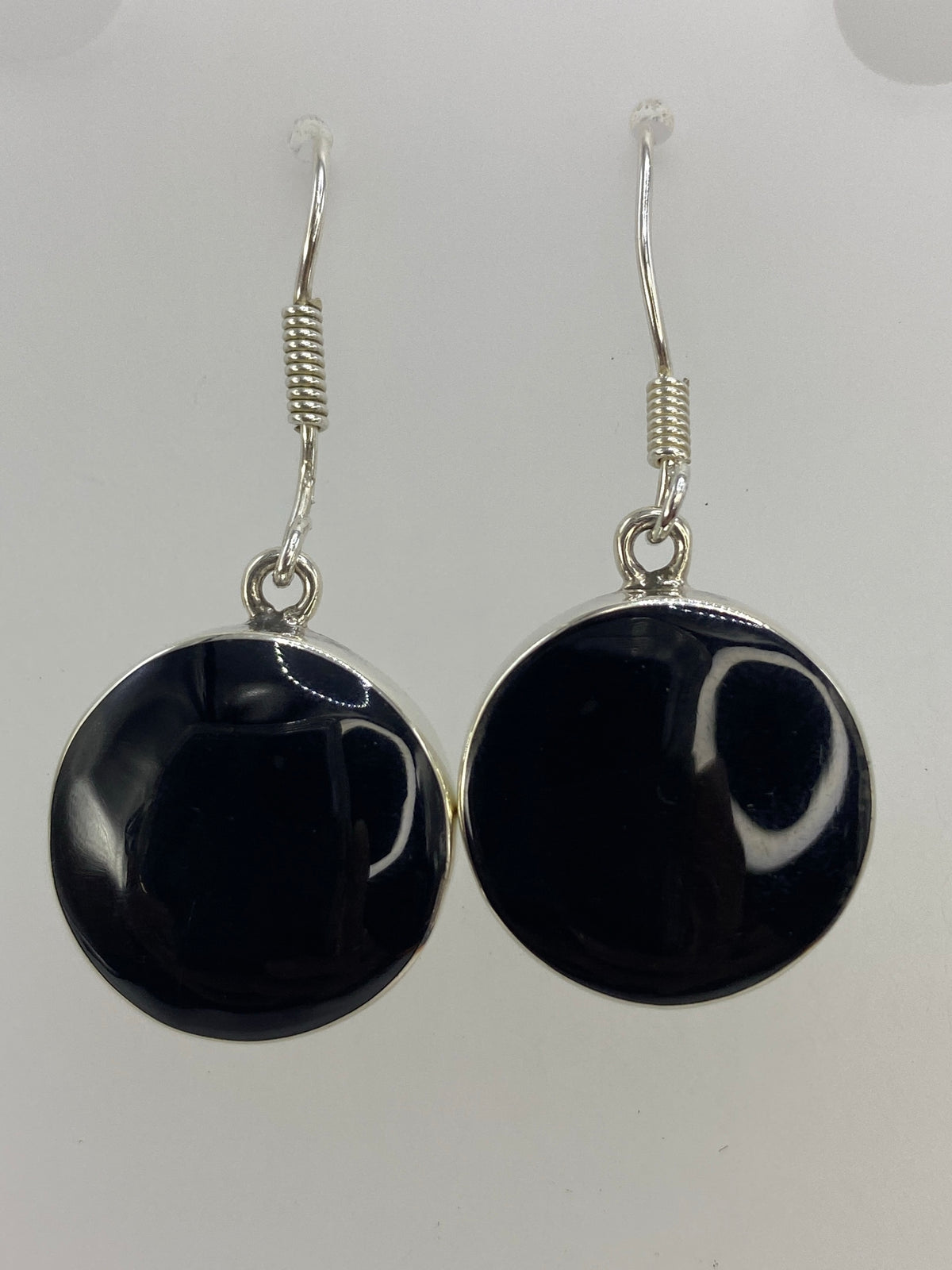 Par de aretes de plata 950 con ónix negro engastado, colgando de ganchos de plata