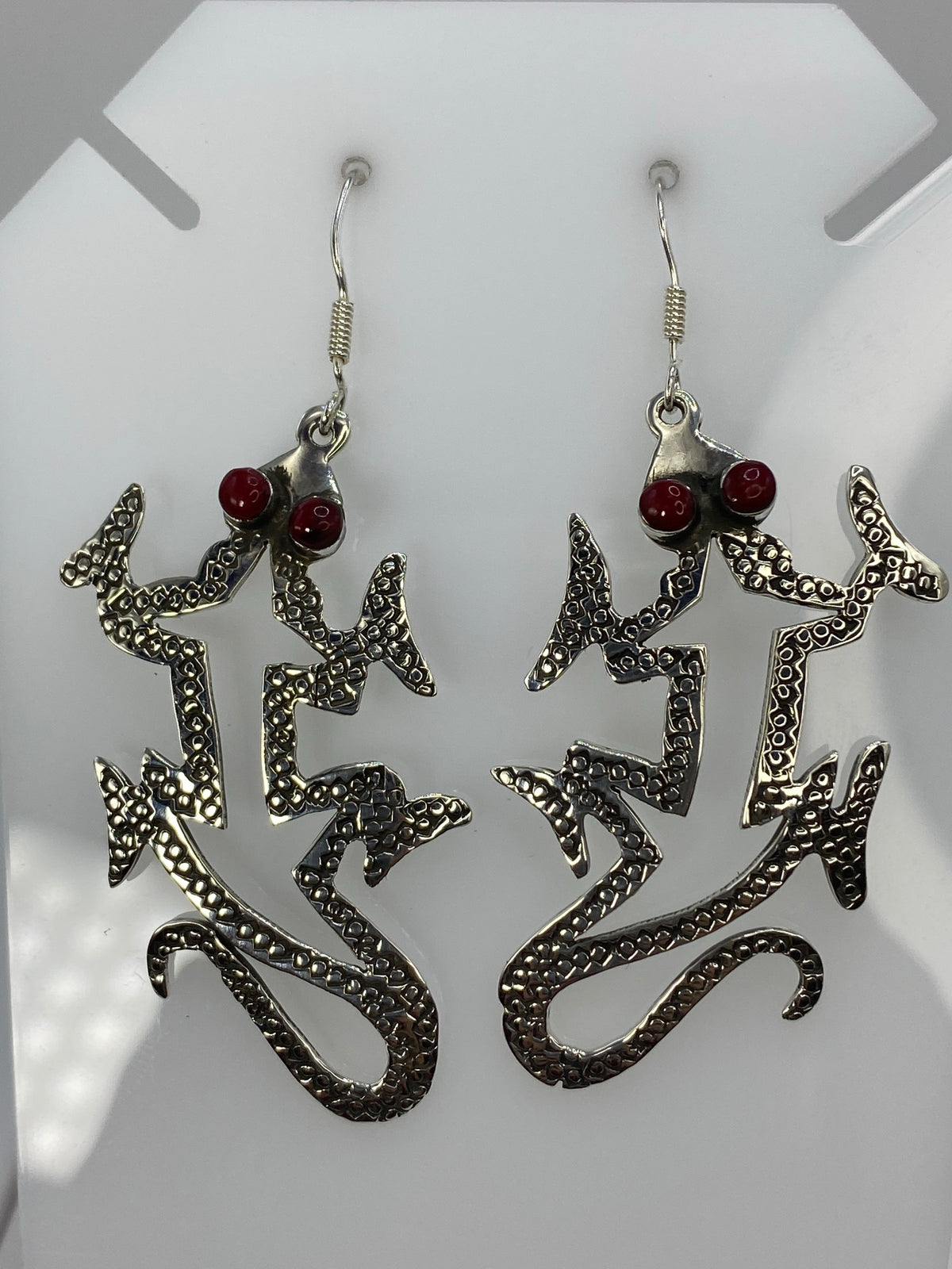 Par de aretes de plata 925 con coral rojo y símbolos prehispánicos de Taxco, 6.8 cm de largo