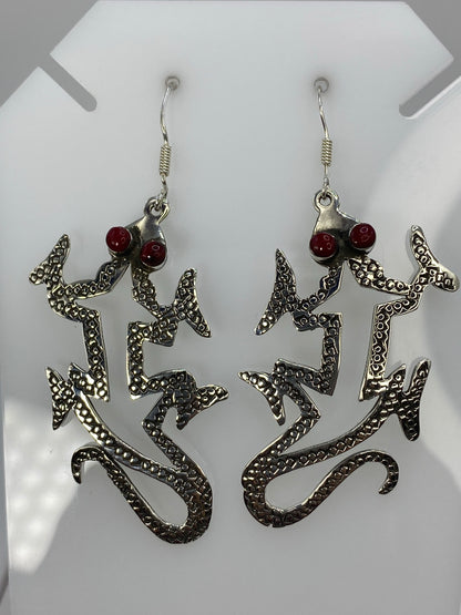 Par de aretes de plata 925 con coral rojo y símbolos prehispánicos de Taxco, 6.8 cm de largo