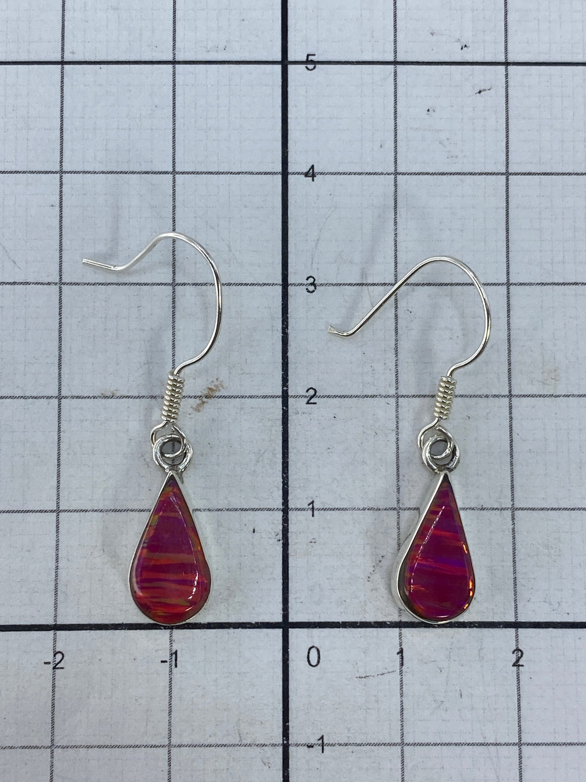 Los dos aretes juntos sobre fondo blanco, tamaño 3.2 cm