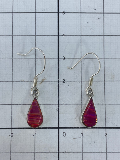 Los dos aretes juntos sobre fondo blanco, tamaño 3.2 cm