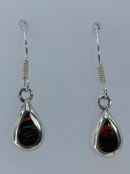 Detalle cercano del ópalo de fuego con reflejos de naranja, rojo y verde