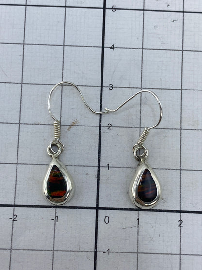 Aretes en la mano mostrando el tamaño y la luminosidad de la piedra