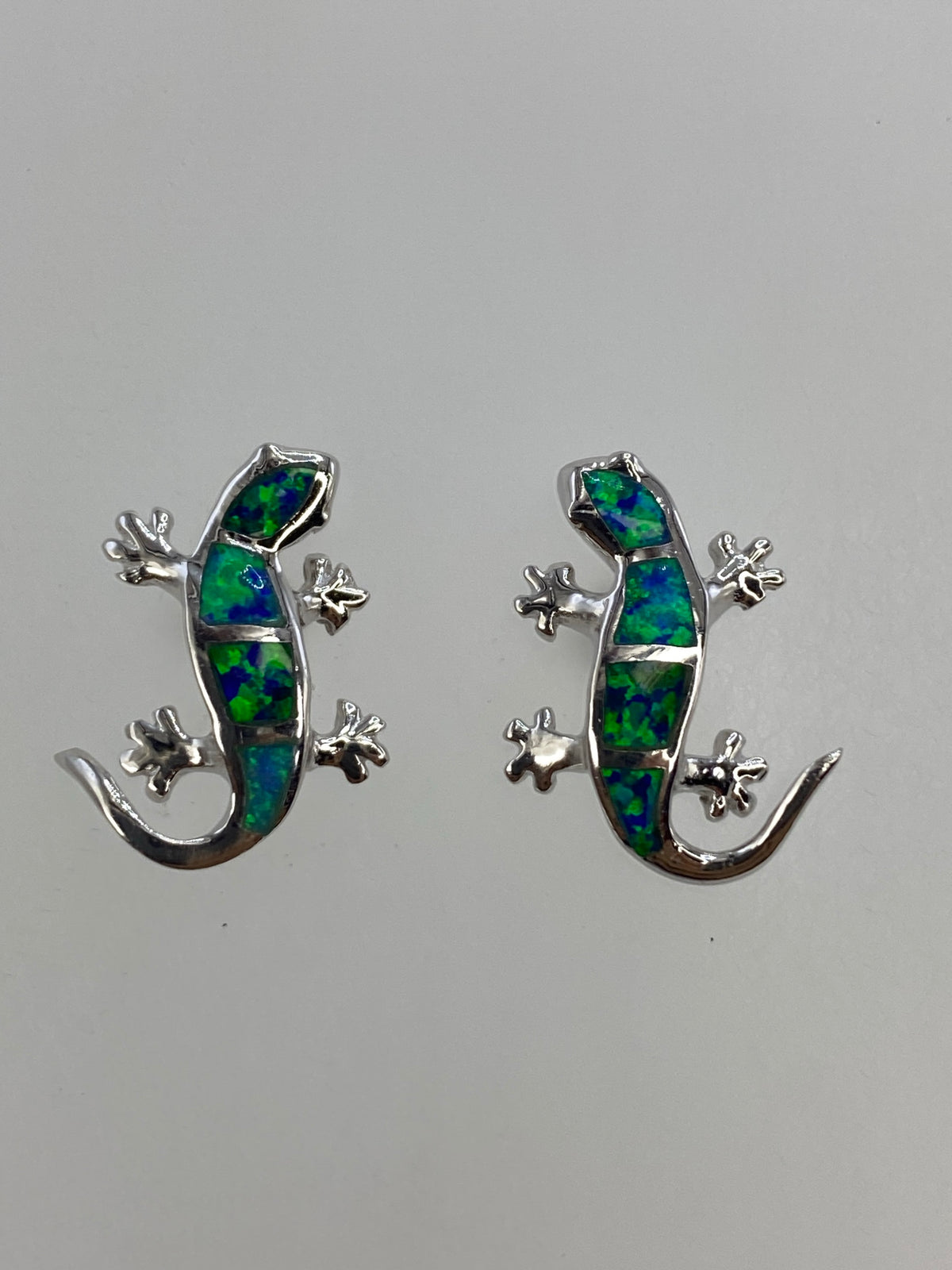 Par de aretes de plata 925 con ópalo de fuego verde en forma de lagartija