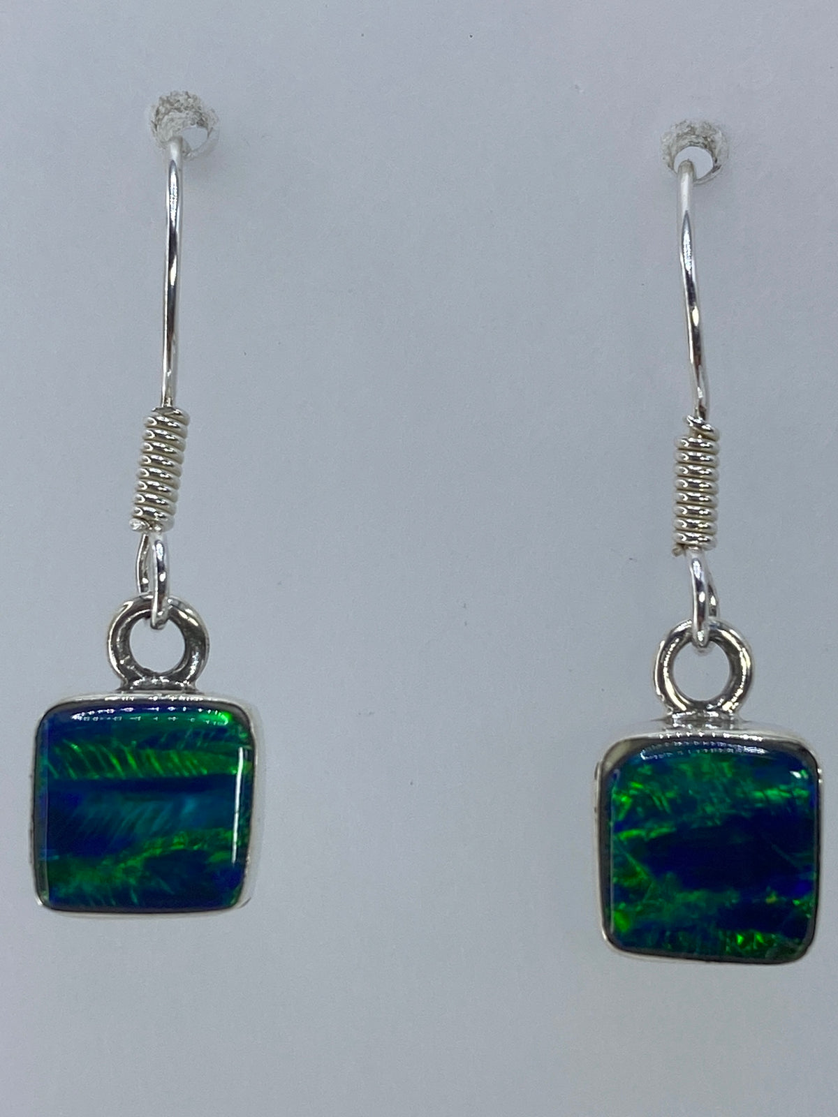 Medida de los aretes: 2.7 cm de largo, escala en regla