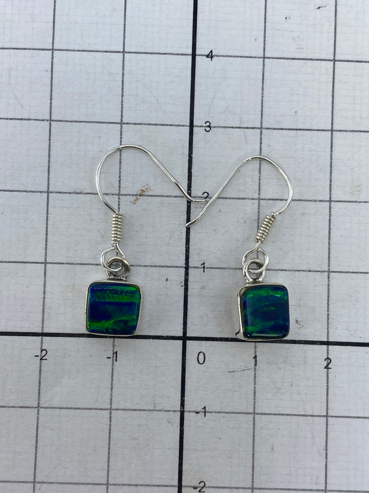 Aretes sobre fondo blanco mostrando el brillo de la plata pura 950