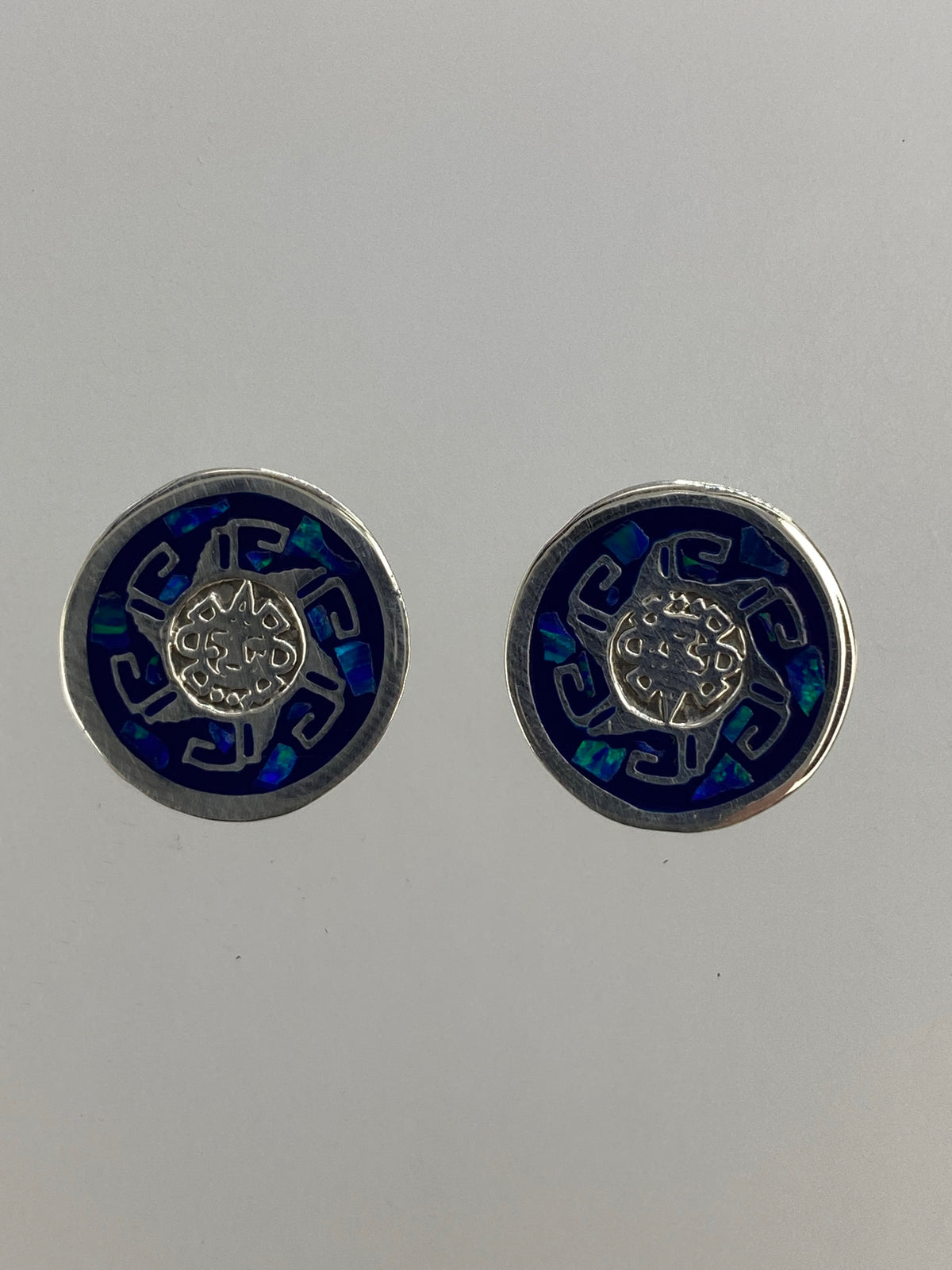 Par de aretes de plata 925 con ópalo de fuego azul, vistos de frente