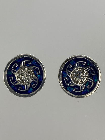 Aretes sobre regla métrica para escala de tamaño, 1.4 cm de largo
