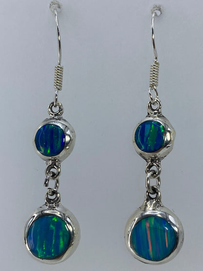 Aretes medidos sobre regla, largos de 4.3 cm incluyendo gancho