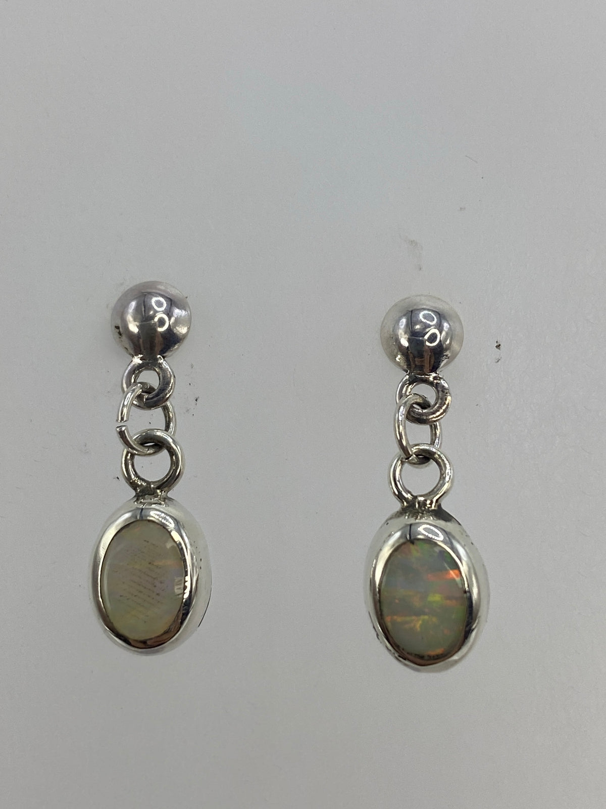 Aretes de plata con ópalo de fuego blanco, 2.2 cm, par completo visto de frente