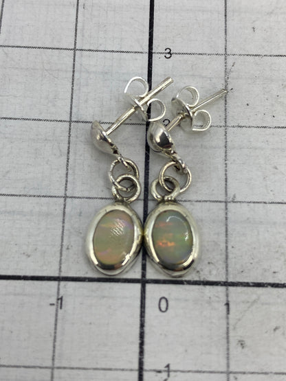 Aretes sobre fondo blanco con sello de Quinto 925 visible
