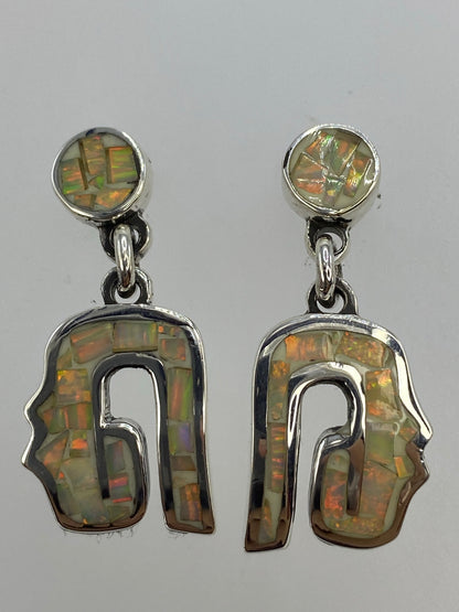 Vista lateral de aretes 3.2 cm con ópalo blanco y marco de plata pulida