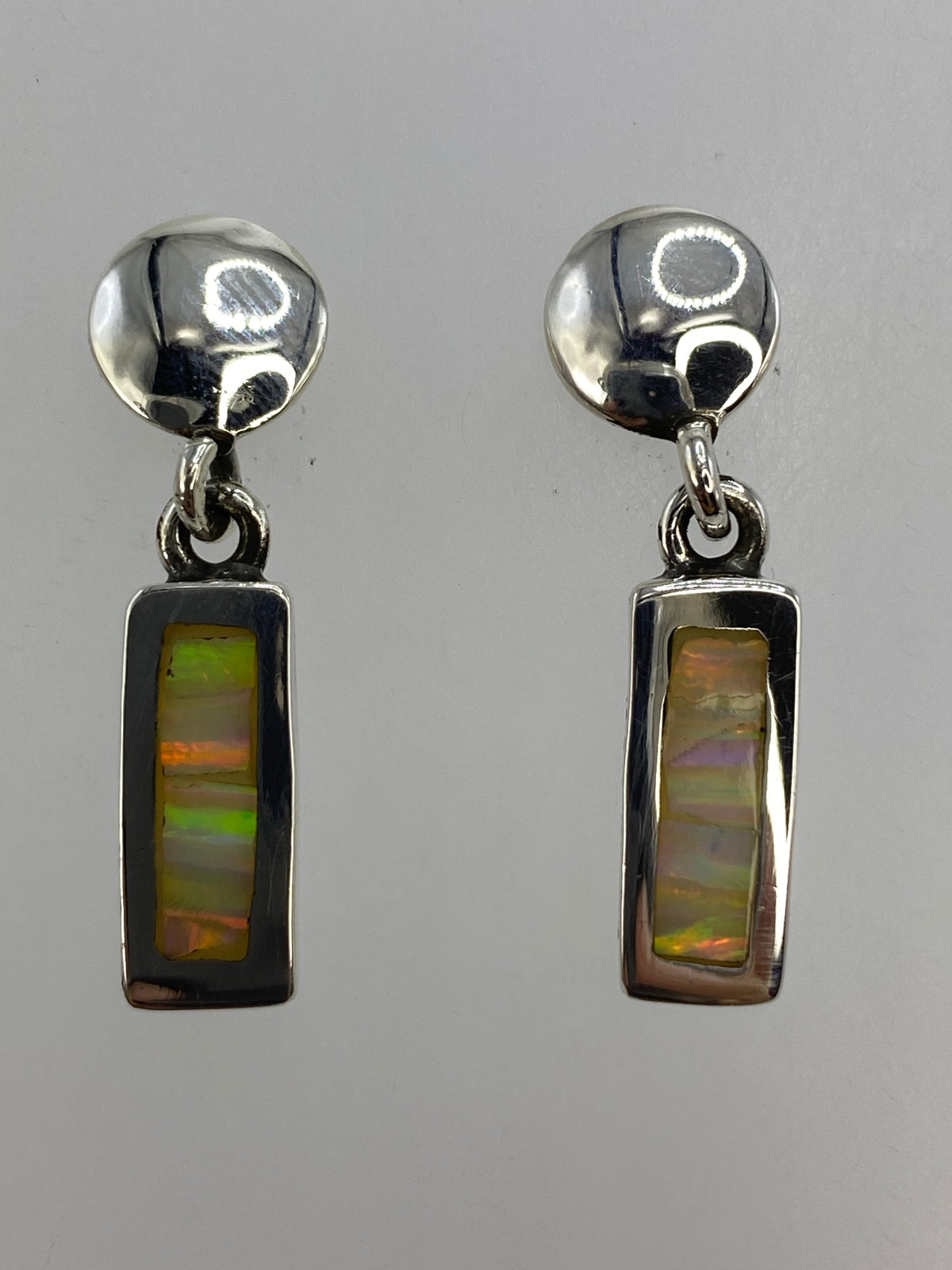 Par de aretes de plata 950 con ópalo de fuego blanco engastado, diseño minimalista de 3 cm