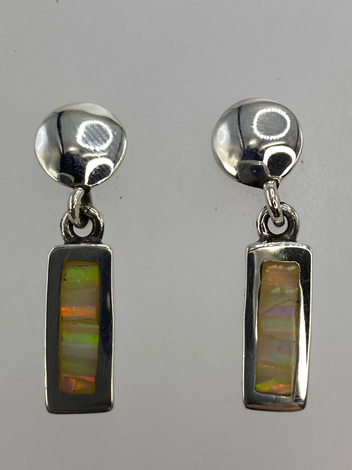 Aretes de plata 950 con postes plateados vistos desde el frente