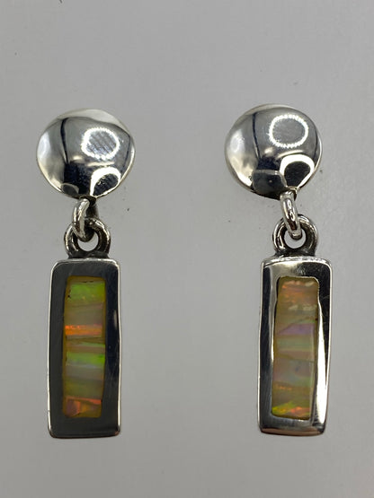 Aretes de plata 950 con postes plateados vistos desde el frente