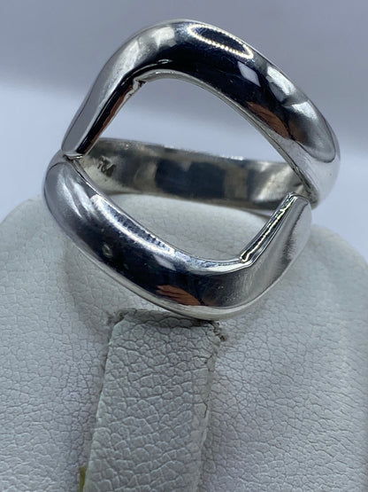 Anillo sobre fondo blanco mostrando el Quinto 925