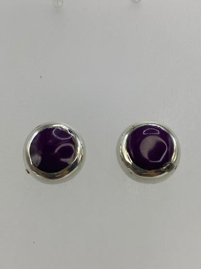 Detalle del engaste de la piedra morada en plata pulida