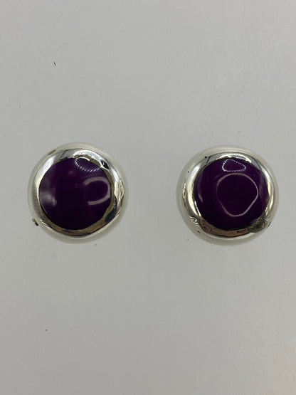 Par de aretes sobre regla mostrando tamaño de 1.2 cm