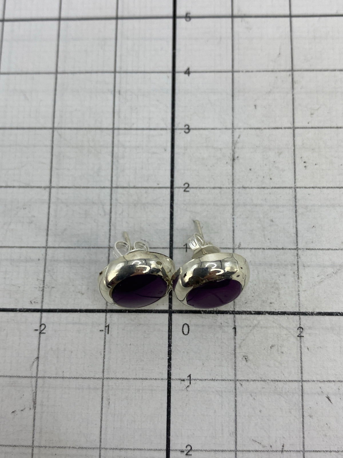 Reverso de los aretes mostrando el Quinto 925 en plata