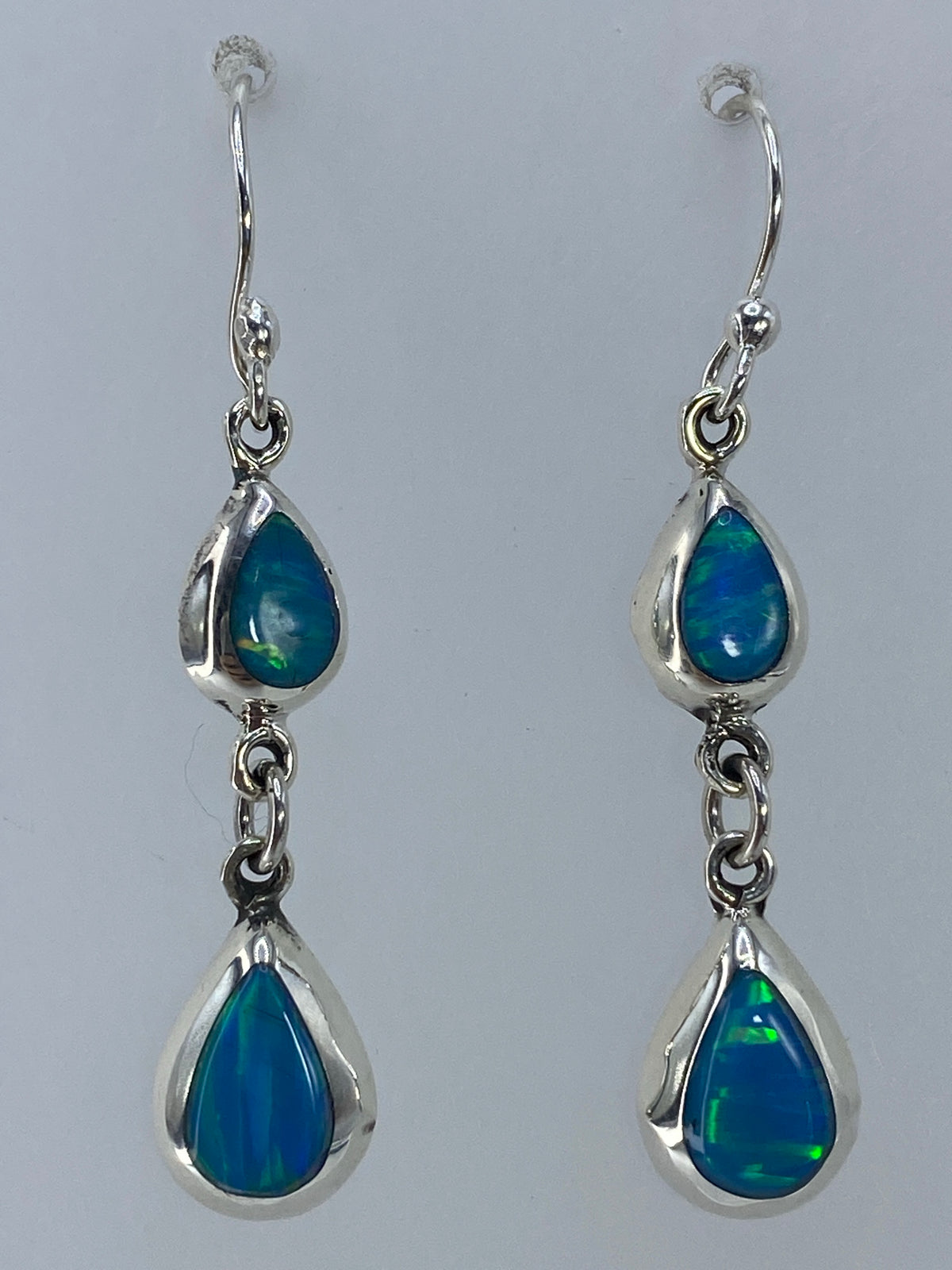 Detalle del engaste de plata 925 alrededor del ópalo de fuego verde