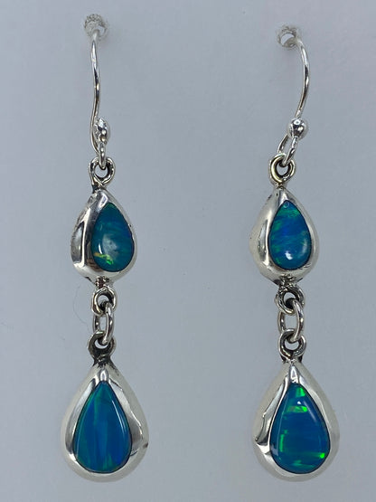 Detalle del engaste de plata 925 alrededor del ópalo de fuego verde