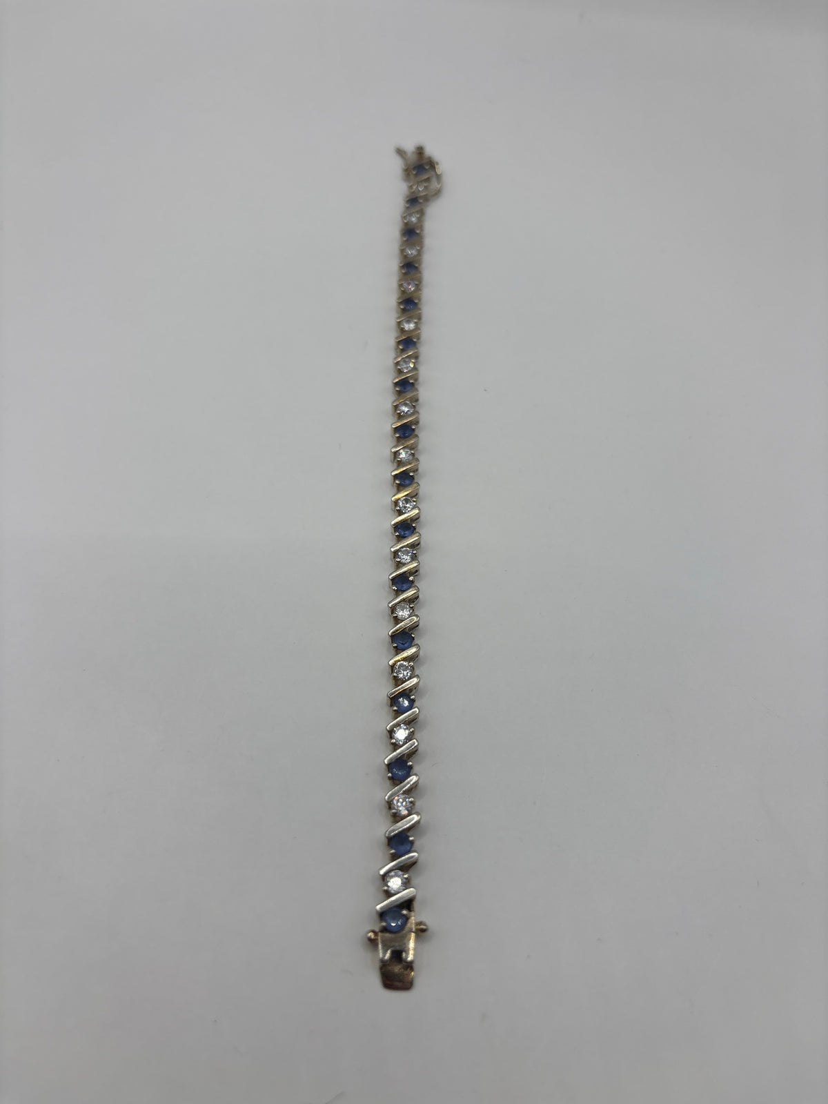 Pulsera de plata .925 con circonias blancas engastadas alternadas, vista completa vertical mostrando el eslabonado uniforme