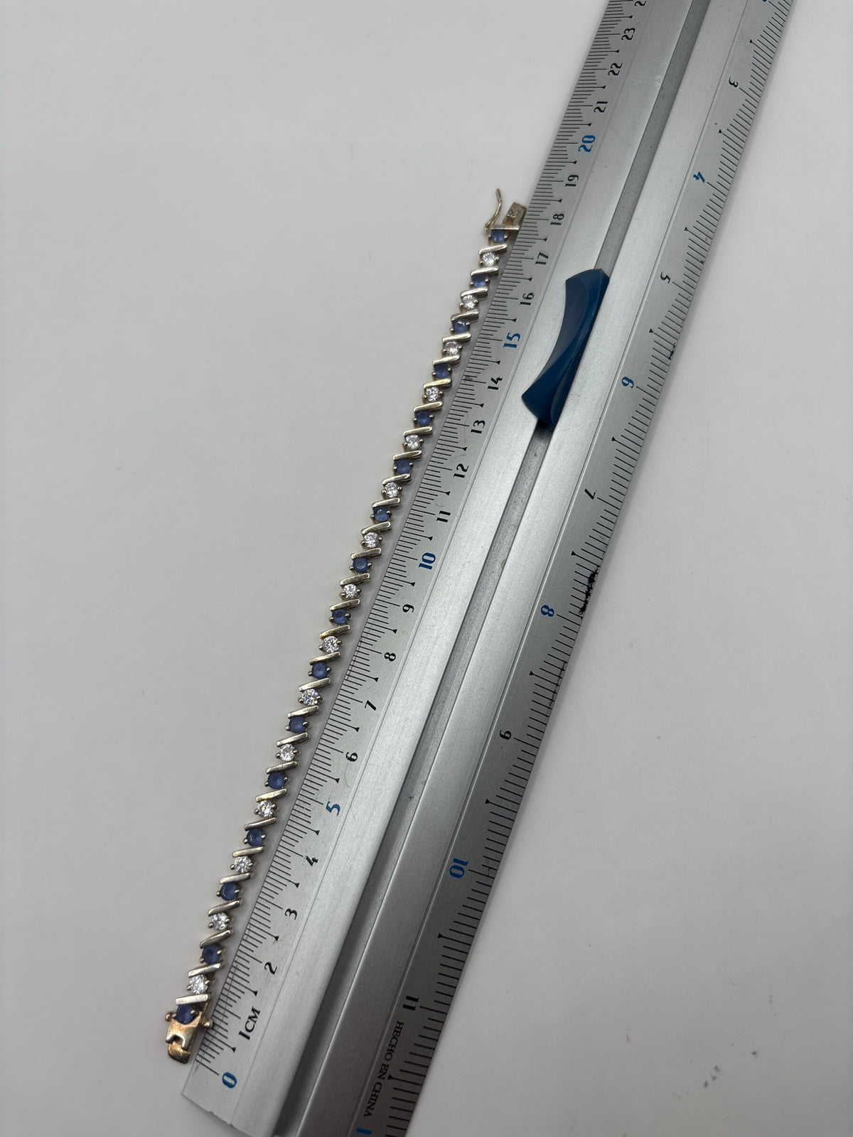 Cierre de la pulsera con cierre de plata .925 y marcaje TAXCO, peso total 15.8 gramos visible en balanza
