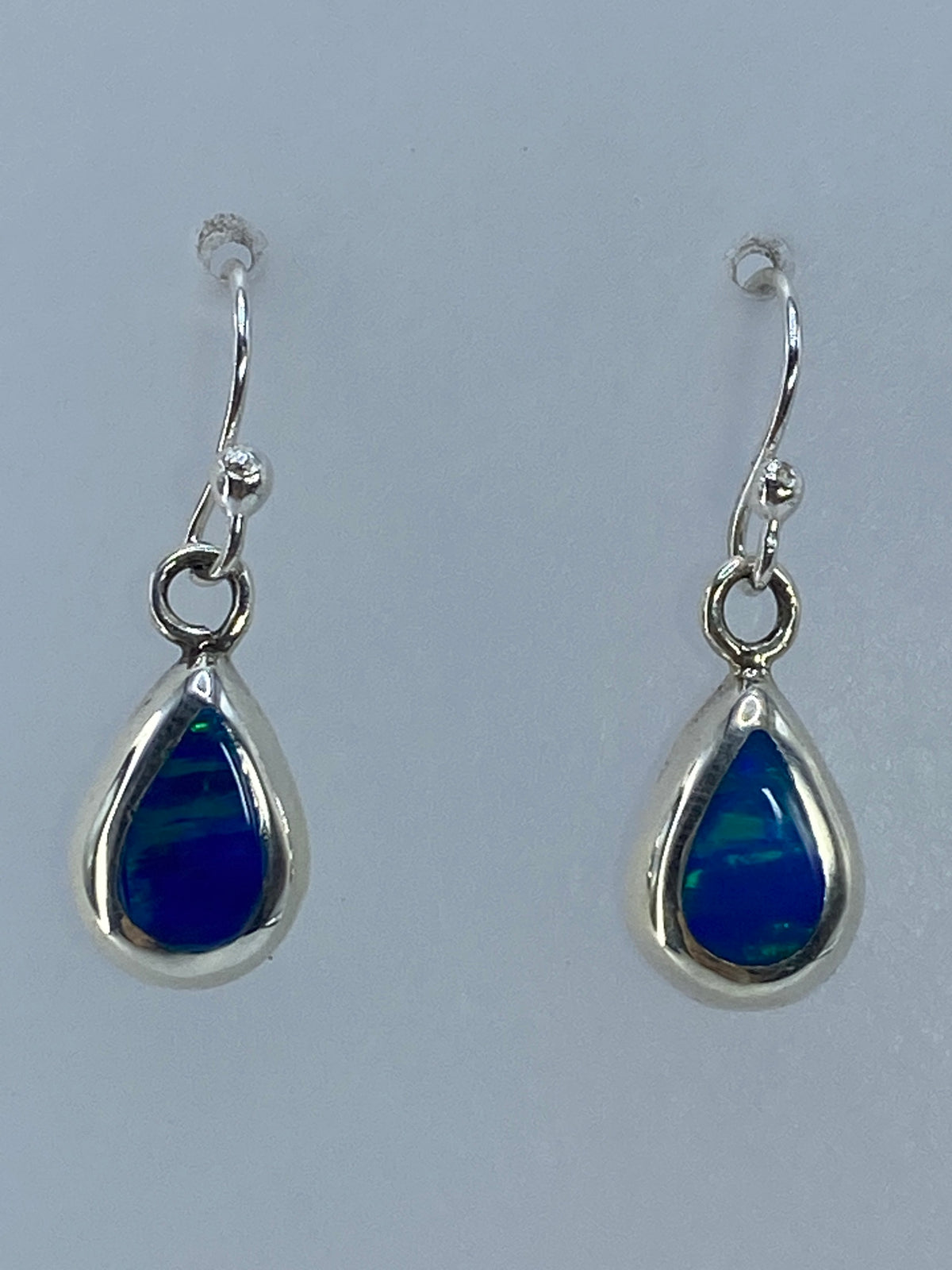 Par de aretes de plata con ópalo de fuego verde olivo, largos y elegantes