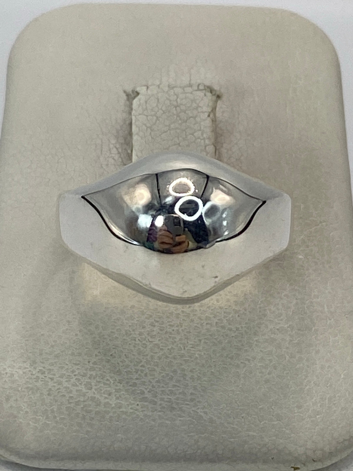 Anillo de plata 925 pulido minimalista en mano de mujer