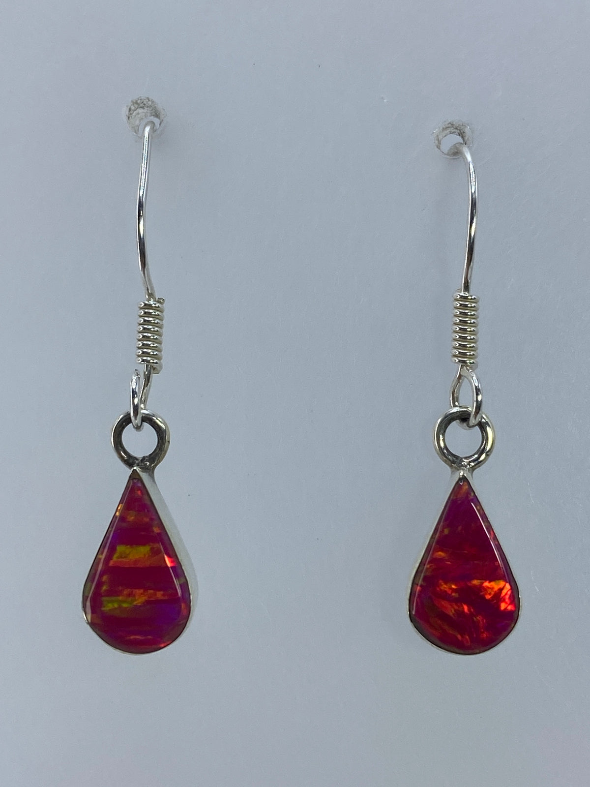 Detalle del engaste de ópalo rosa en plata 925 de los aretes