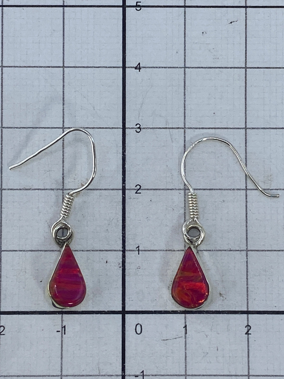Aretes de plata Taxco sobre escala métrica mostrando largo de 3 cm