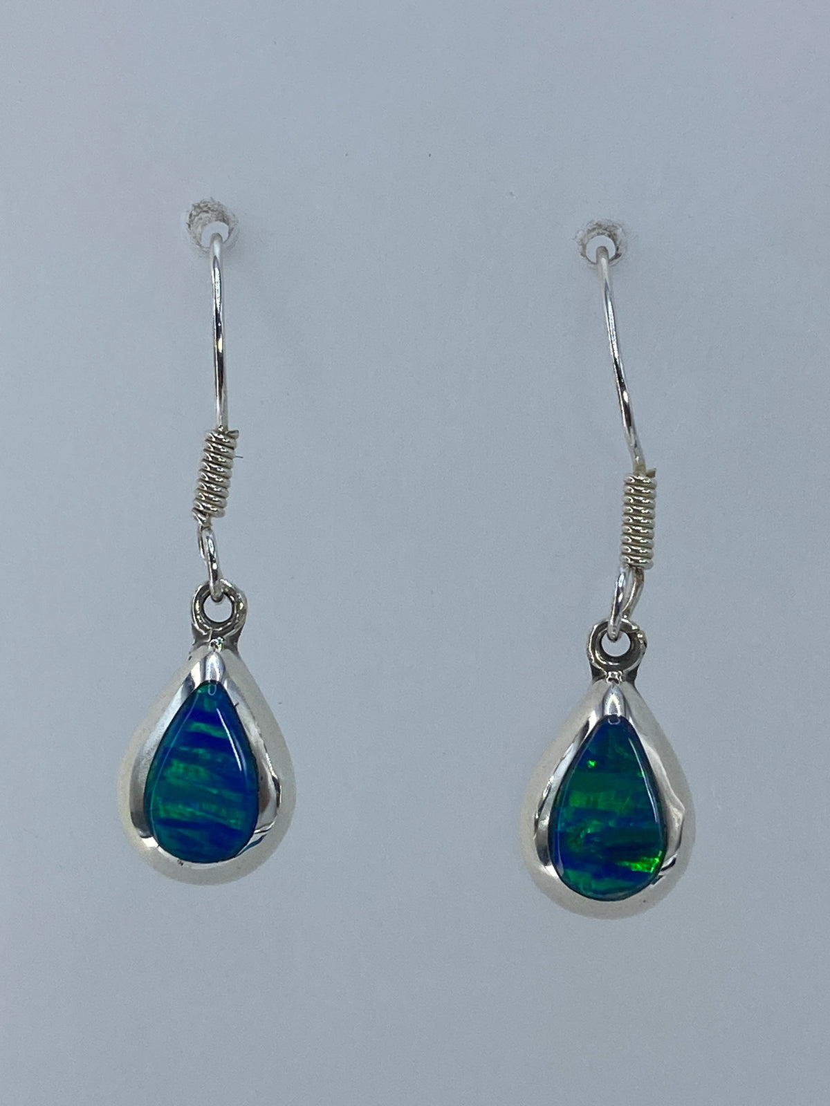 Detalle del ópalo de fuego verde olivo engastado en gota de plata 925