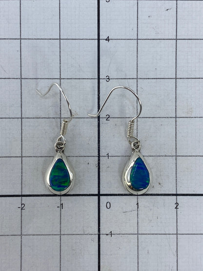 Aretes sobre fondo gris mostrando el Quinto 925 grabado en la plata