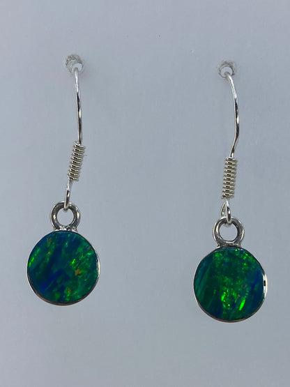 Par de aretes de plata con ópalo de fuego verde olivo engastado en Taxco