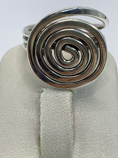 Anillo en dedo mostrando el tamaño y proporciones del espiral calado