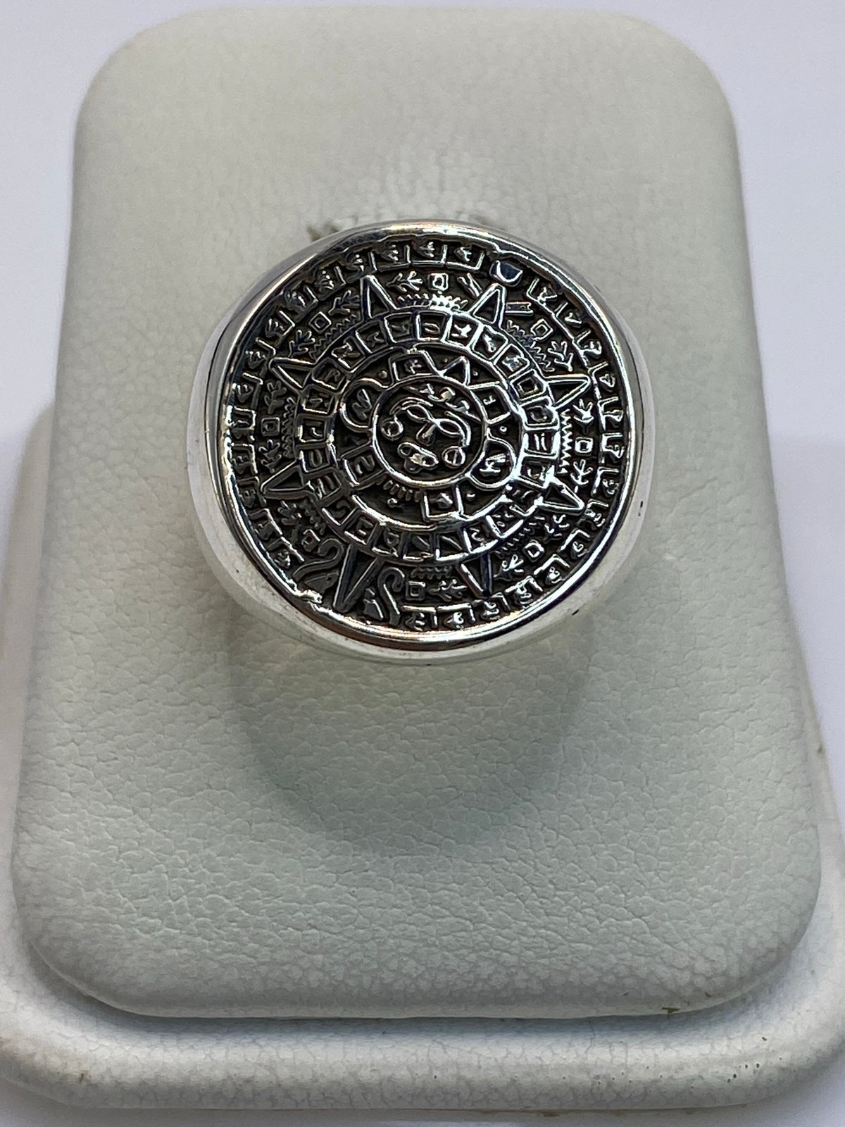 Anillo de plata 925 con Calendario Azteca en relieve repujado sobre fondo blanco