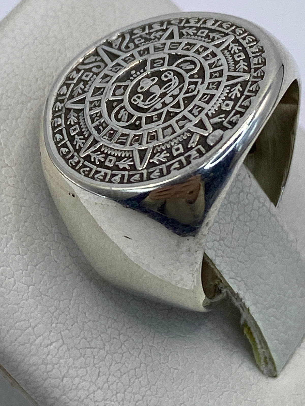 Lado del anillo de plata pulida con el Quinto 925 grabado
