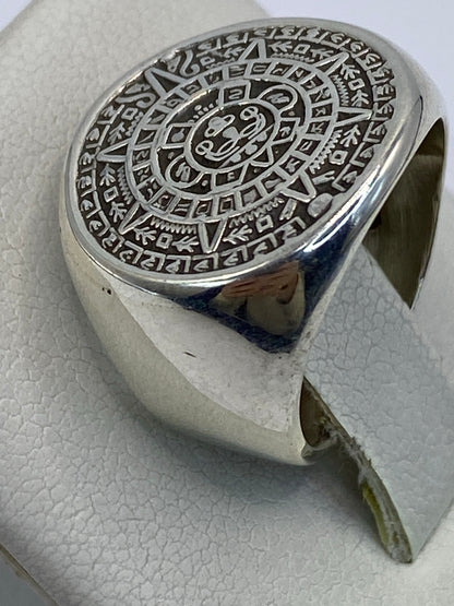 Lado del anillo de plata pulida con el Quinto 925 grabado