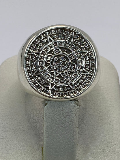 Anillo puesto en mano mostrando el tamaño y la profundidad del repujado