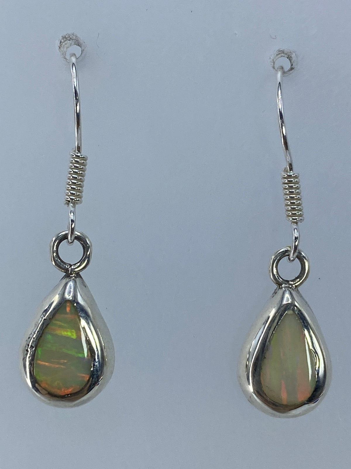 Par de aretes de plata 950 con ópalo de fuego multicolor sobre fondo blanco