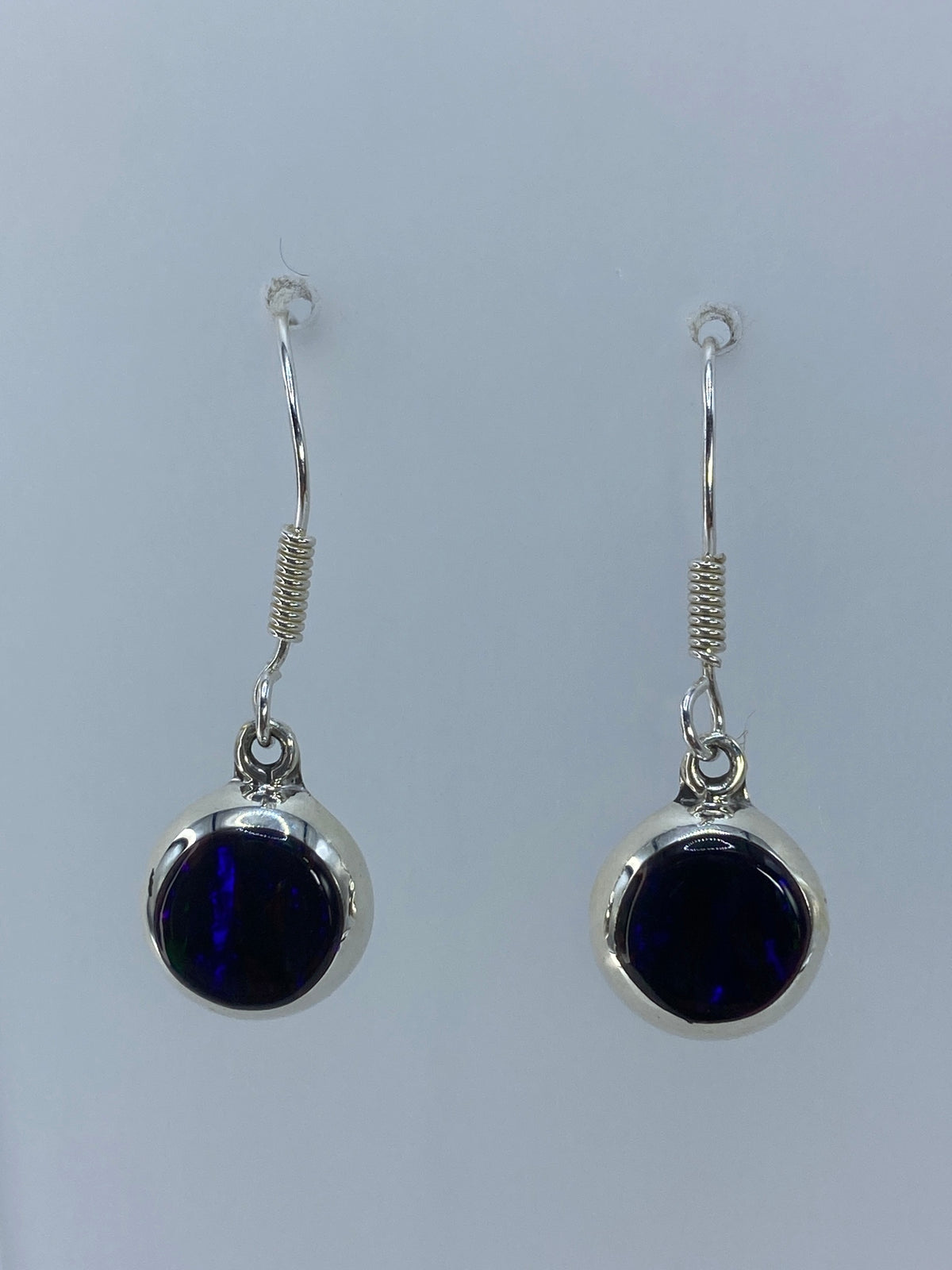 Detalle del ópalo de fuego morada y el engaste de plata 925