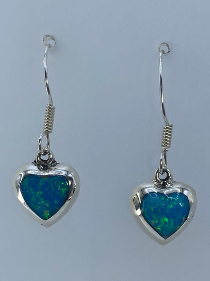 Par de aretes corazón de plata 925 con ópalo de fuego verde olivo engastado