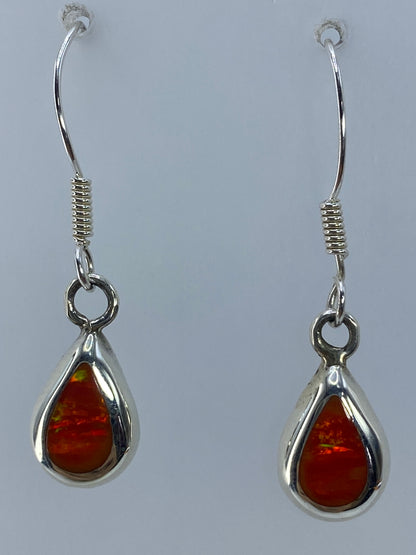 Aretes sobre regla mostrando 3.1 cm de largo total