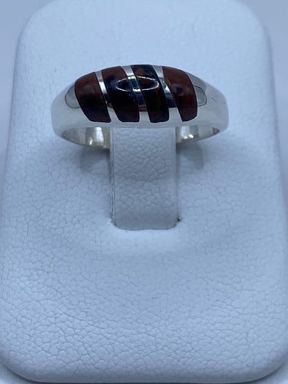Anillo de plata 925 con Ojo de Tigre café, mostrando la chatoyancia natural de la piedra