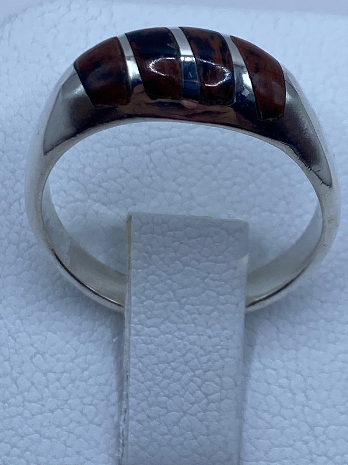 Anillo sobre fondo blanco mostrando el Quinto 925 grabado en la banda interior