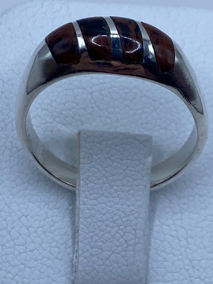 Anillo sobre fondo blanco mostrando el Quinto 925 grabado en la banda interior