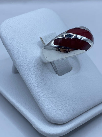 Vista frontal del anillo de plata 925 con coral rojo natural engastado