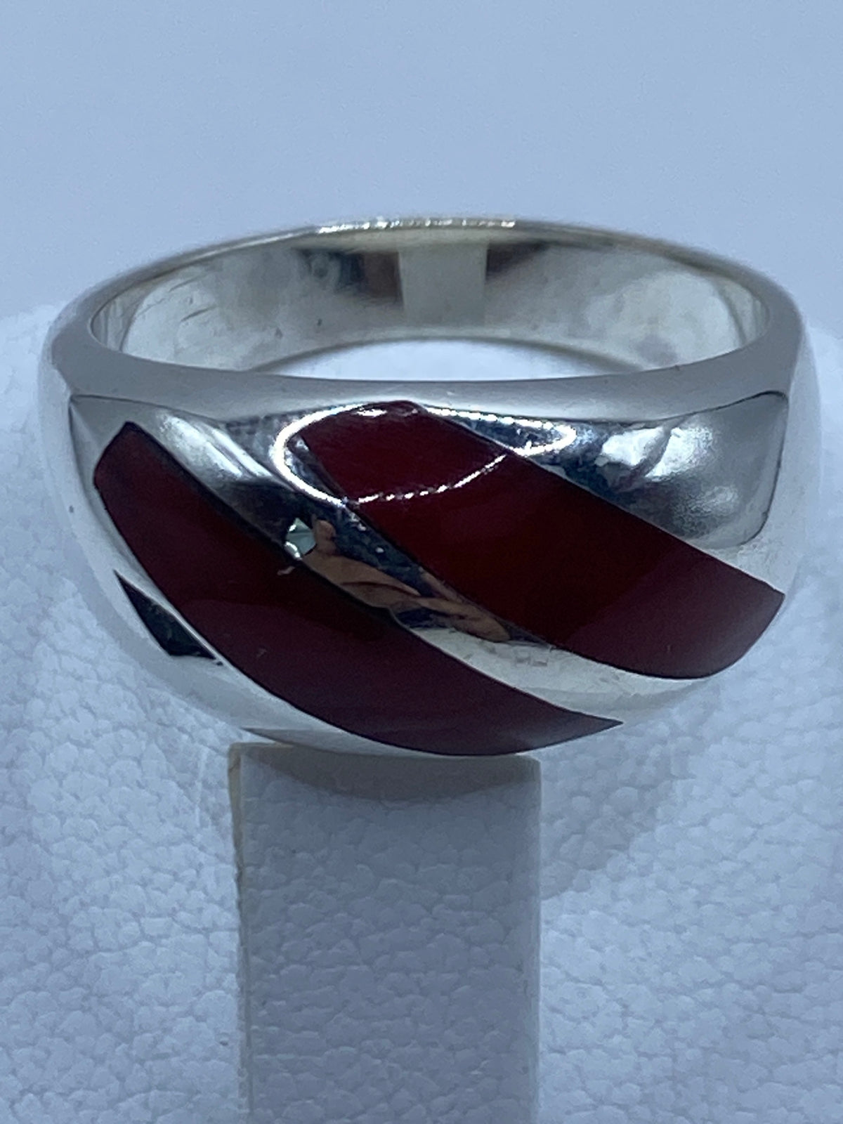 Anillo sobre fondo gris mostrando el Quinto 925 grabado en el interior