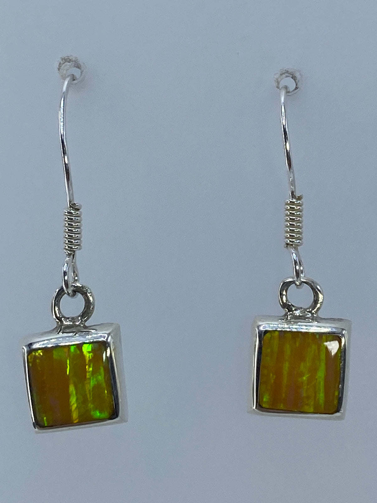 Par de aretes de plata con ópalo de fuego multicolor, tamaño 1.5 cm, engastados a mano